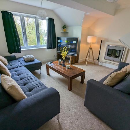 Large Apartment With Parking Guildford Exteriör bild