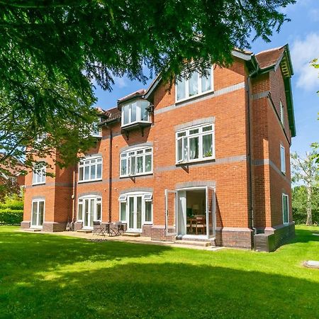 Large Apartment With Parking Guildford Exteriör bild