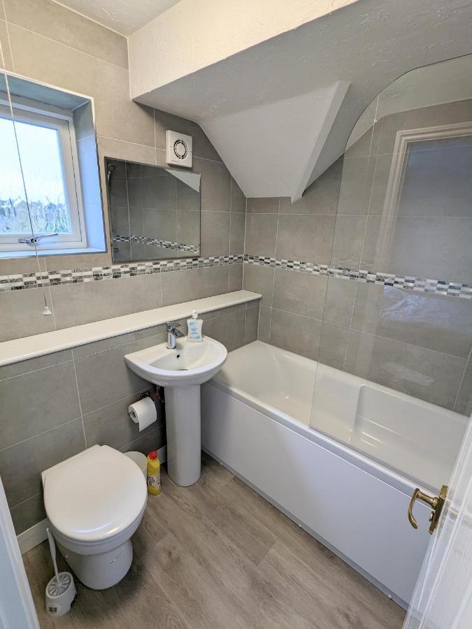 Large Apartment With Parking Guildford Exteriör bild