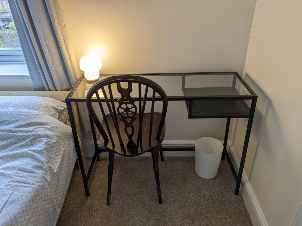 Large Apartment With Parking Guildford Exteriör bild