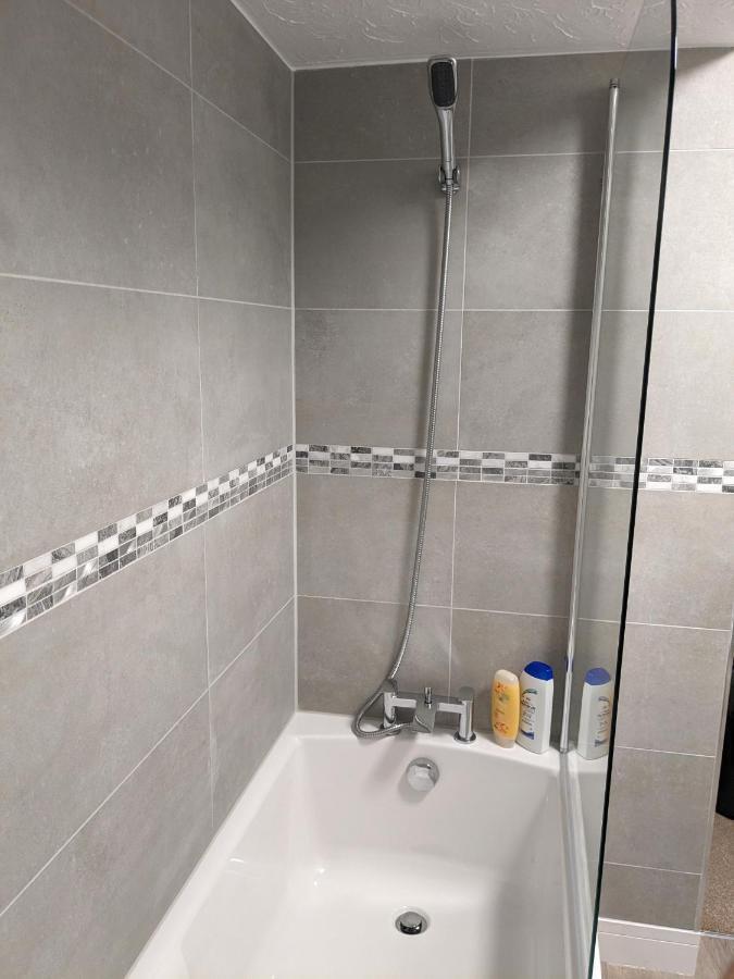 Large Apartment With Parking Guildford Exteriör bild