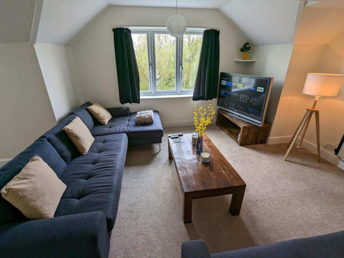 Large Apartment With Parking Guildford Exteriör bild