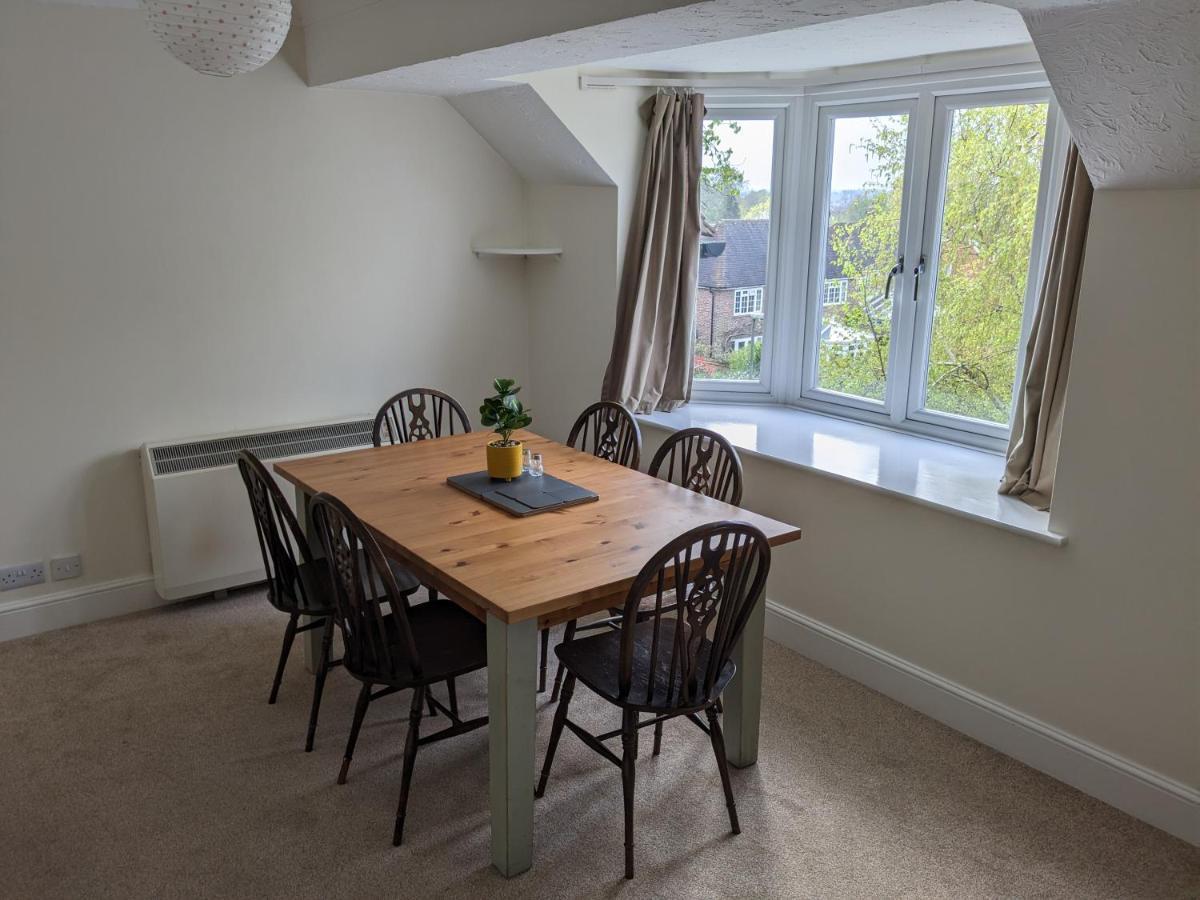 Large Apartment With Parking Guildford Exteriör bild