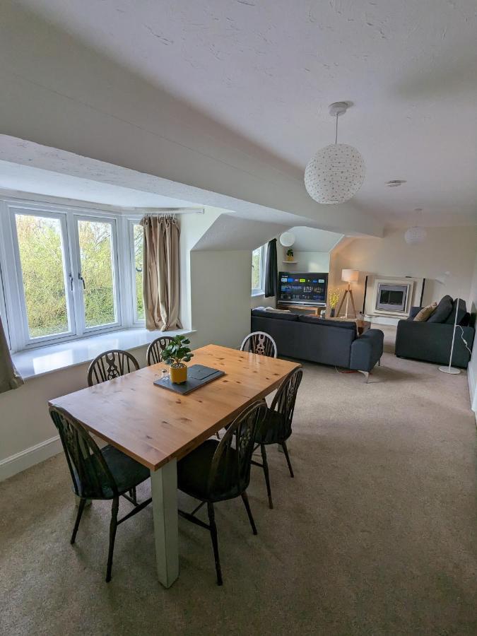 Large Apartment With Parking Guildford Exteriör bild