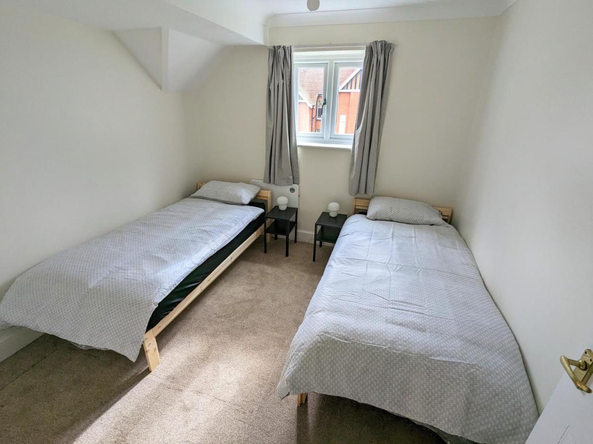 Large Apartment With Parking Guildford Exteriör bild