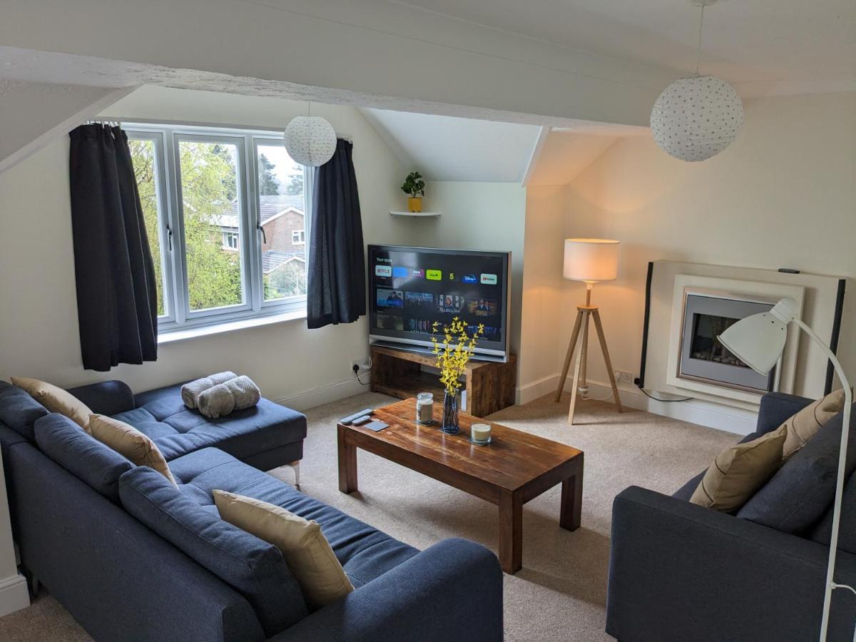Large Apartment With Parking Guildford Exteriör bild