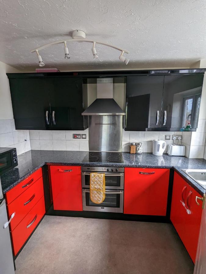 Large Apartment With Parking Guildford Exteriör bild