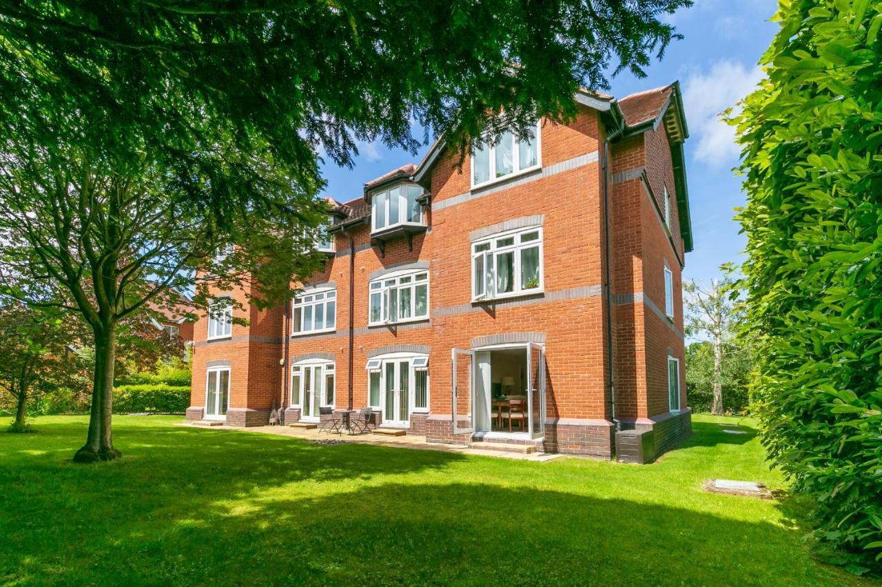 Large Apartment With Parking Guildford Exteriör bild
